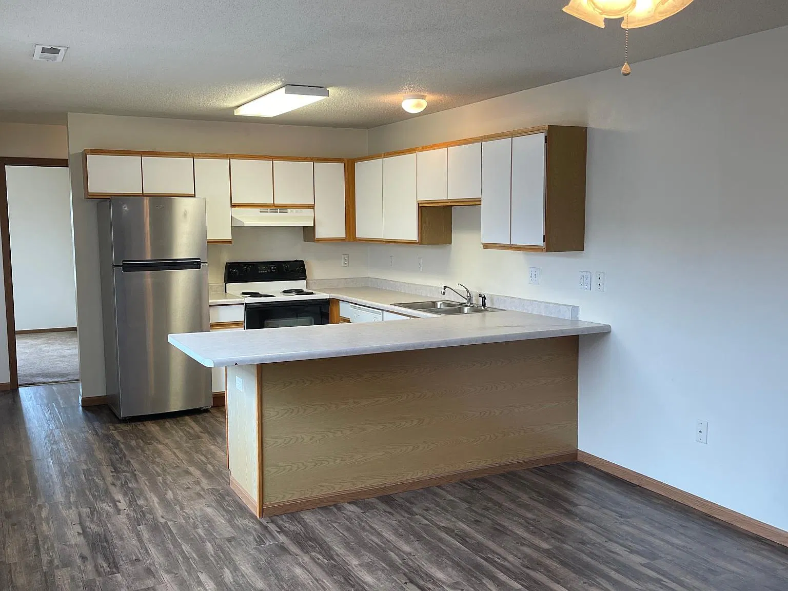 4 bed, 1000 sqft, $2,373 — Photo 2