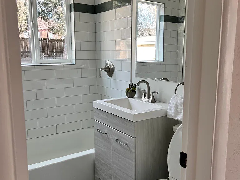 838 N Glencoe St — Photo 4