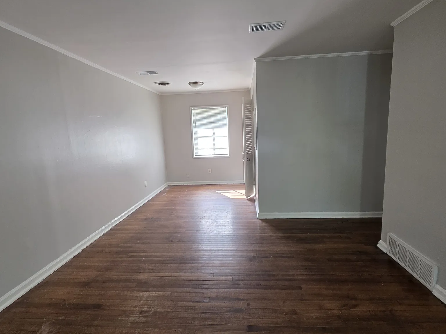 Gorgeous Classic-Style 4-Bedroom, 1-Bathroom Home — Photo 3