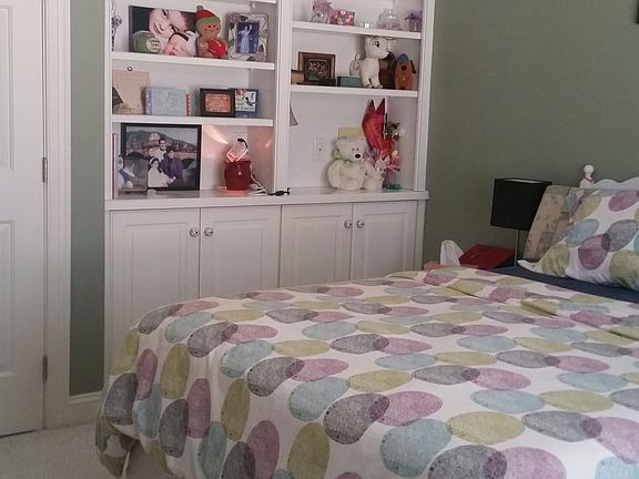 Guest room w/built-ins