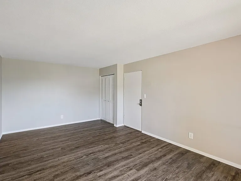 Mission Manor Apartments — Photo 6