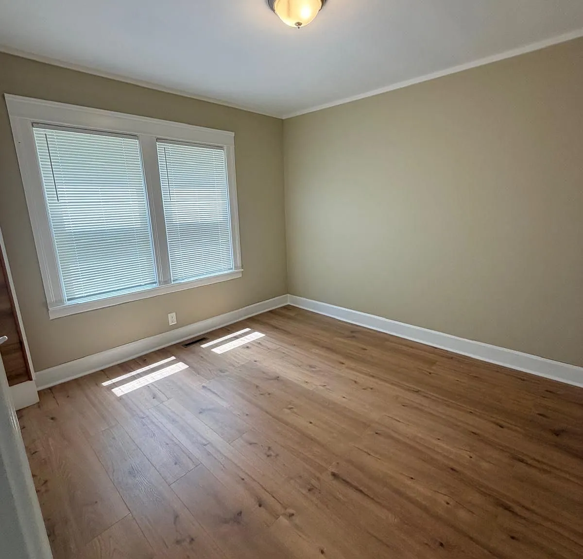 3 bed, 1.0 bath, 1418 sqft, $2,600 — Photo 2