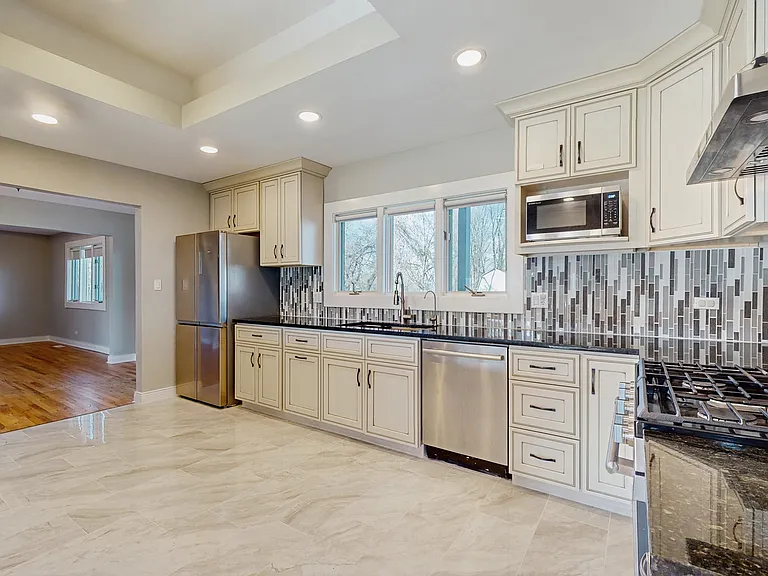 1838 N Windsor Dr — Photo 6