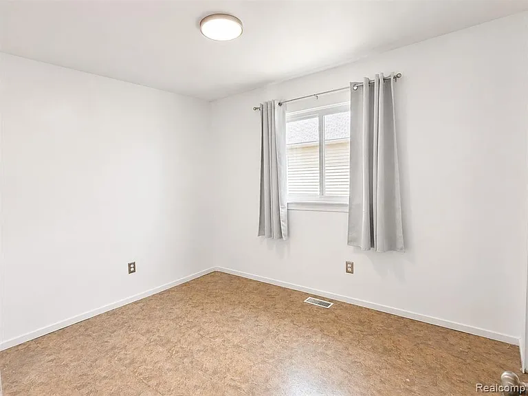 23400 Reynolds Ave — Photo 15