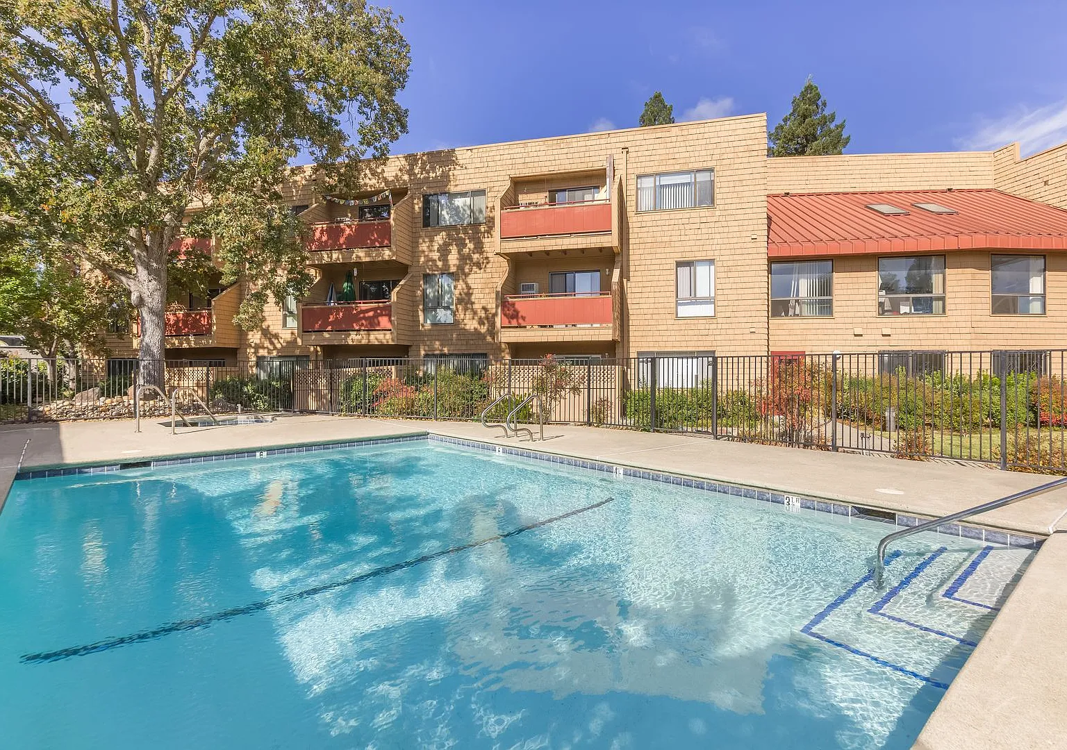 Le Boulevard Apartments — Photo 1