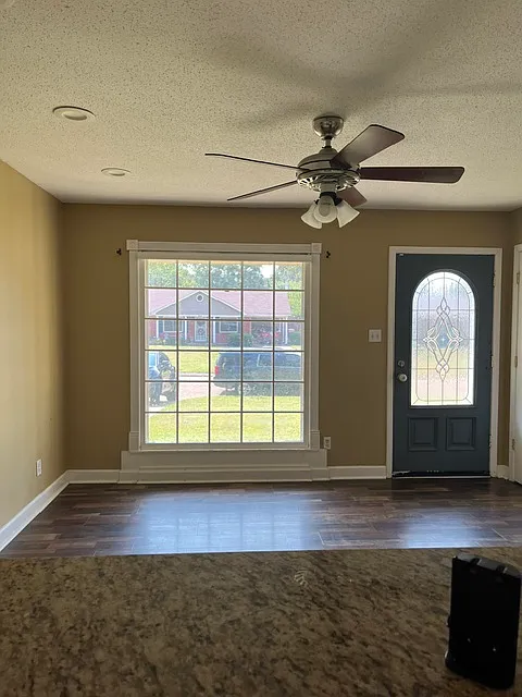 3 bed, 1.5 bath, 1326 sqft, $1,700 — Photo 3