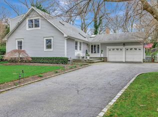 8 Hansen Ln, Huntington Station, NY 11746