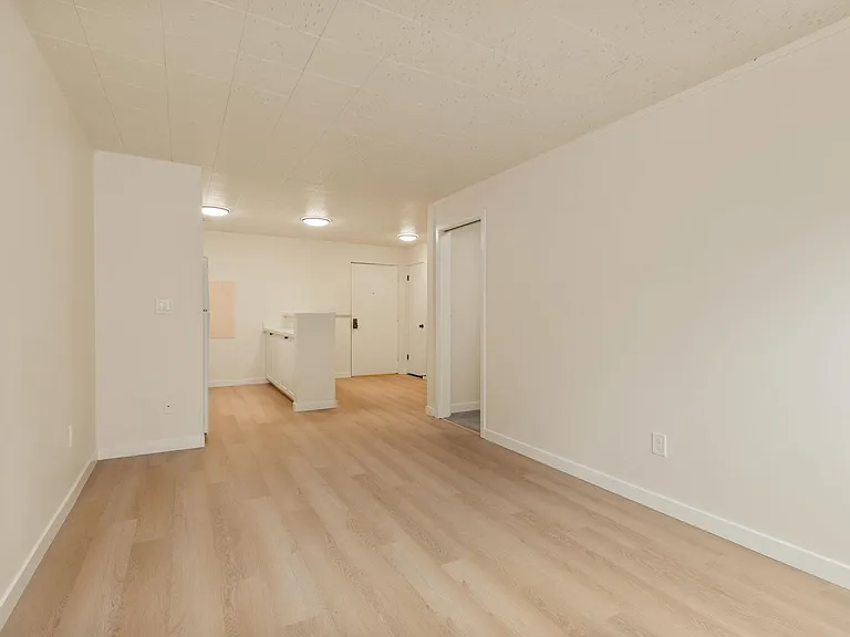 Seasons Apartments — Photo 29