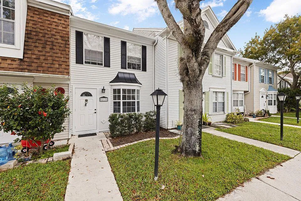 2 bed, 1.0 bath, 808 sqft, $2,350 — Photo 2