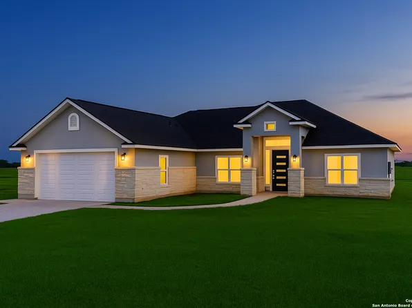 105 Merion Ln, La Vernia, TX 78121