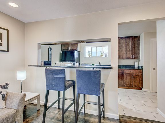 Spacious bar-height counter.