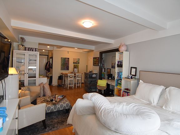 3rd image of 31 E 12th St APT 10G