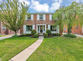 1669 Prestwick Rd, Grosse Pointe Woods, MI 48236