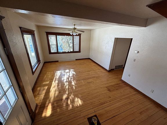 4th image of 709 N Main St