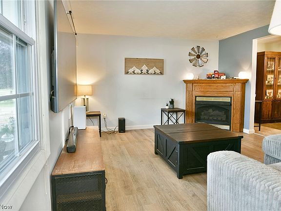 4th image of 94 Camrose Dr