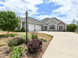 1400 Waters Edge Dr, Oconomowoc, WI 53066