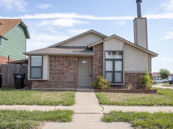 2146 Meench Dr, Moore, OK 73170