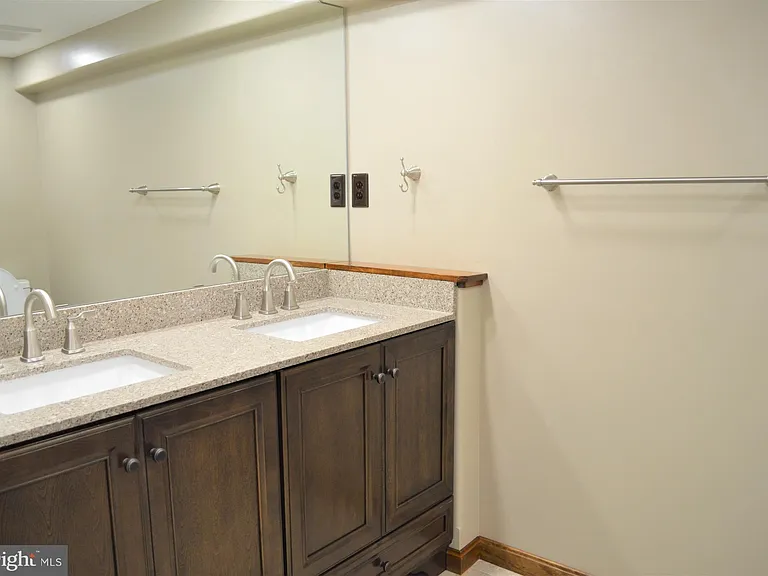 1105 Meander Dr #LOWER LEVEL — Photo 4