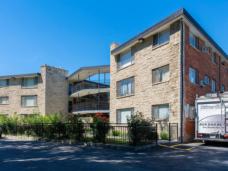 Dolphin Apartments: Leasing Specials! Great location in Kennewick — Photo 35