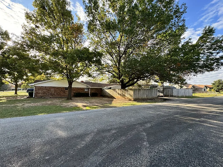 140 Towne West Dr — Photo 5