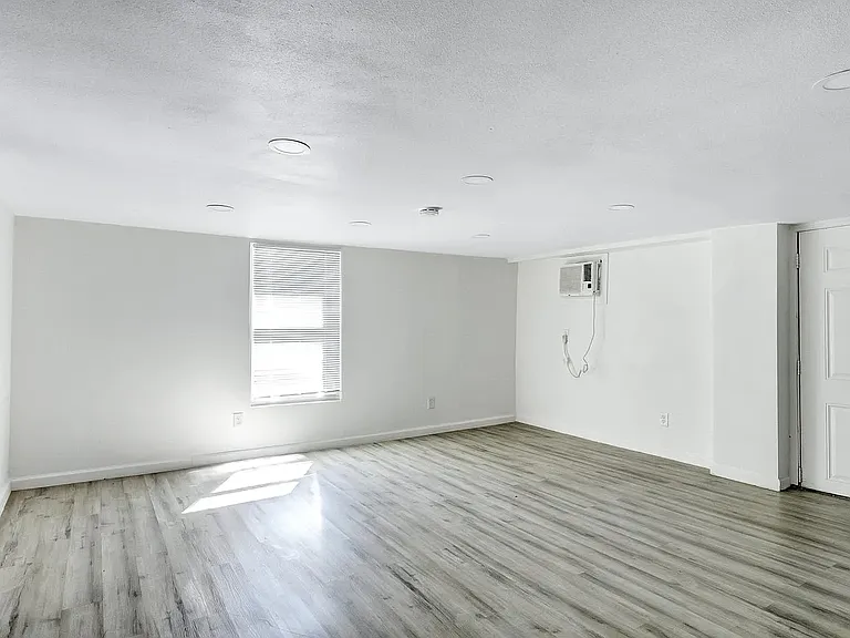 2735 Stuart Dr — Photo 24