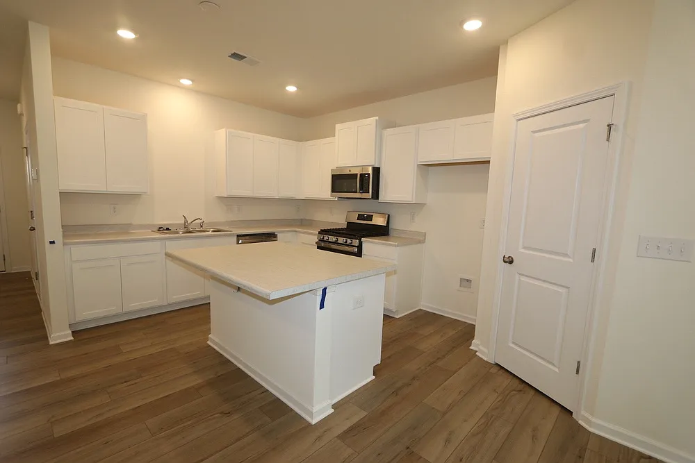 3 bed, 1601 sqft, $2,100 — Photo 3