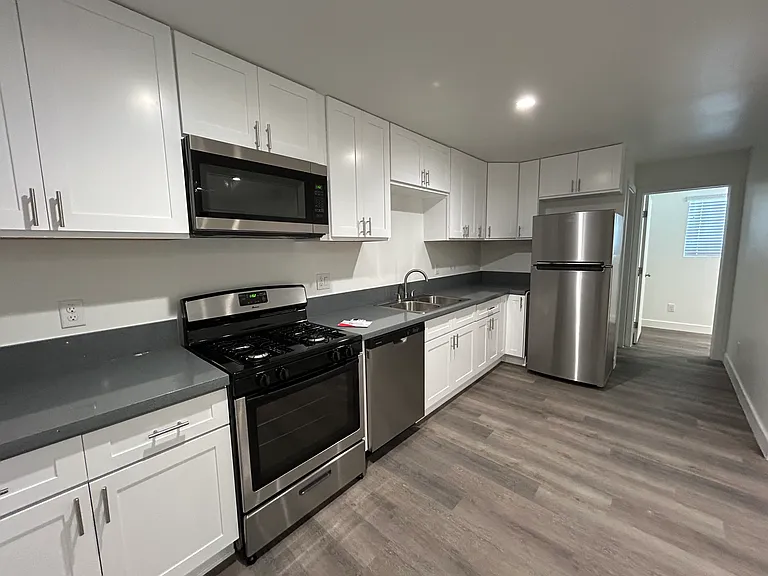 Unit #19 is our newly renovated Junior 1 bedroom, 1 bath