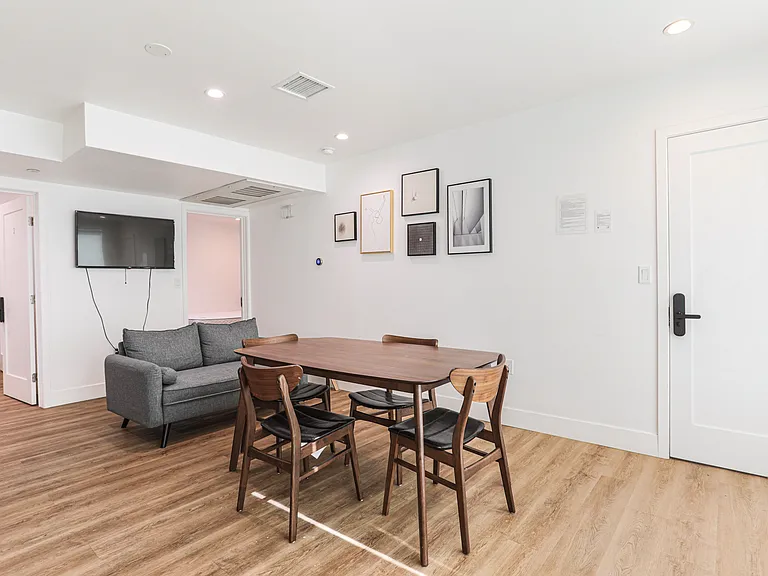 1607 W 35th Pl — Photo 10