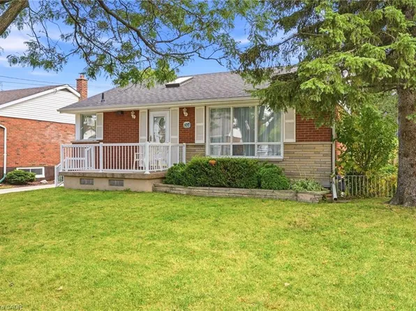 137 Terrace Dr, Hamilton, ON L9A 2Y8