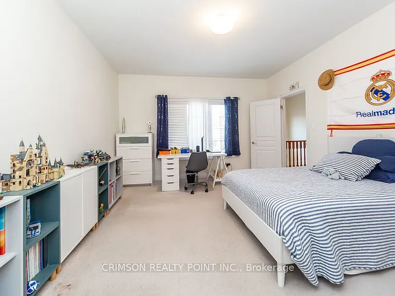 2304 Canterbury Cres — Photo 35