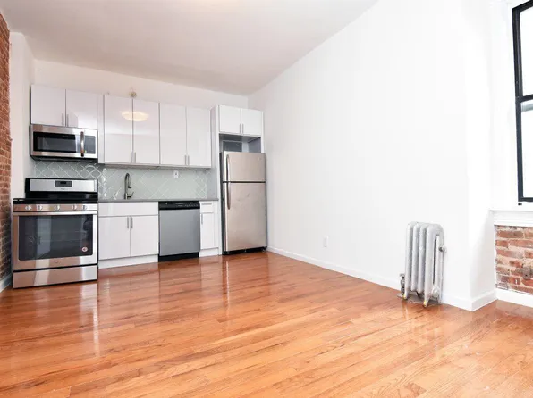 136 Woodside Grn, Stamford, CT 06905