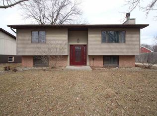 2912 Valley High Dr, Cedar Falls, IA 50613