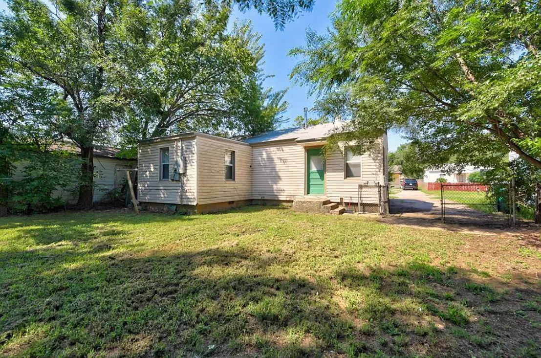 3 bed, 879 sqft, $1,300 — Photo 2