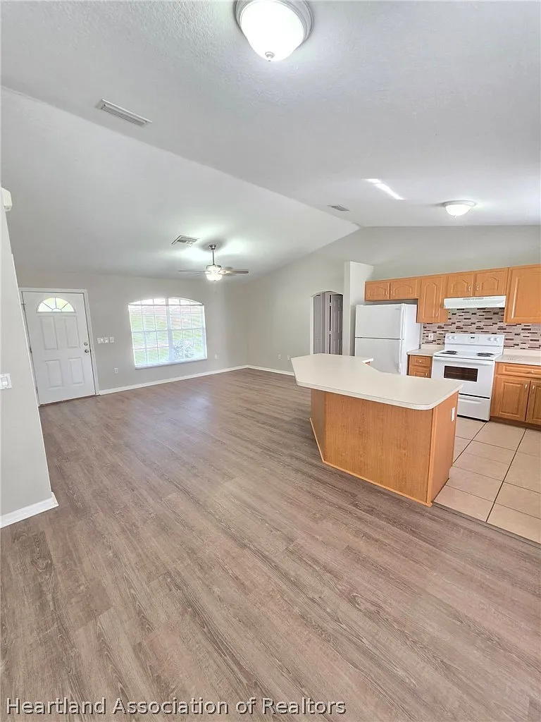 3 bed, 2.0 bath, 1206 sqft, $1,775 — Photo 2