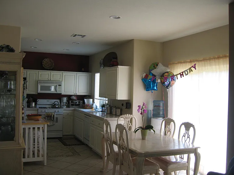 1415 Robles Dr — Photo 3