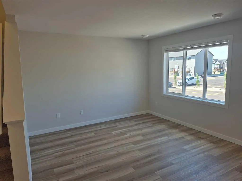 3 bed, 1000 sqft, $2,049 — Photo 3