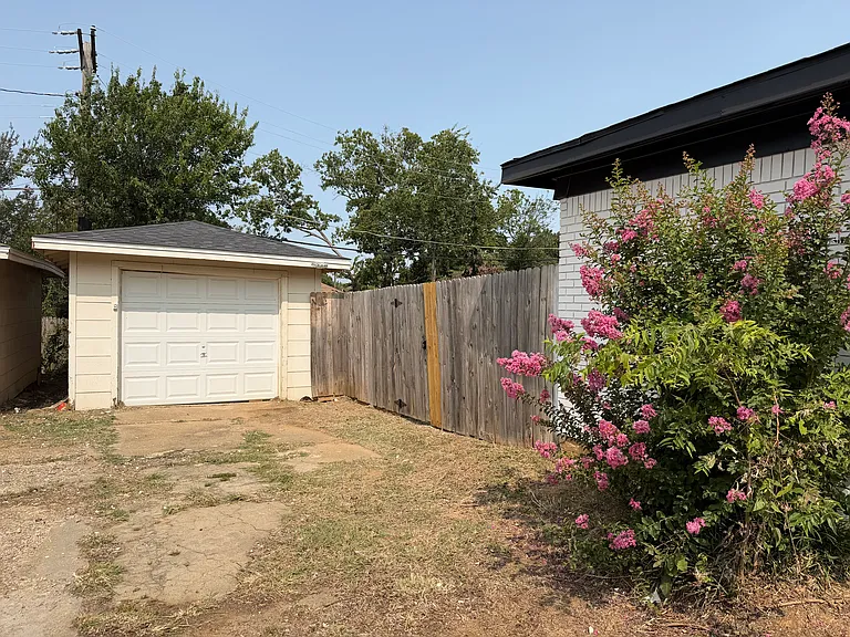 2502 Normont Cir — Photo 20