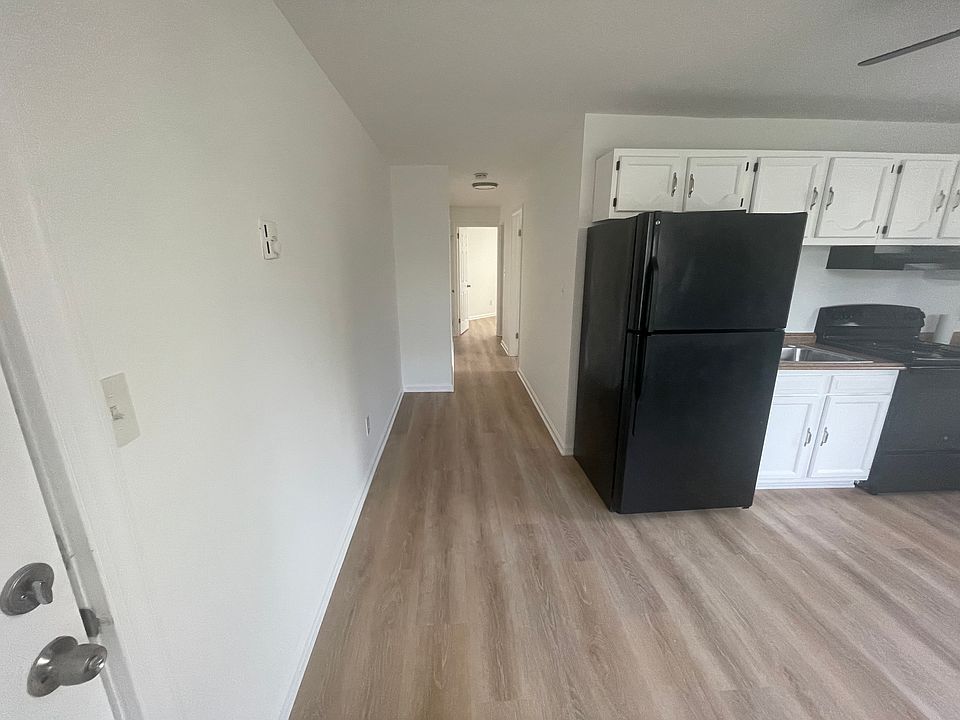 Hallway to bedrooms and bath