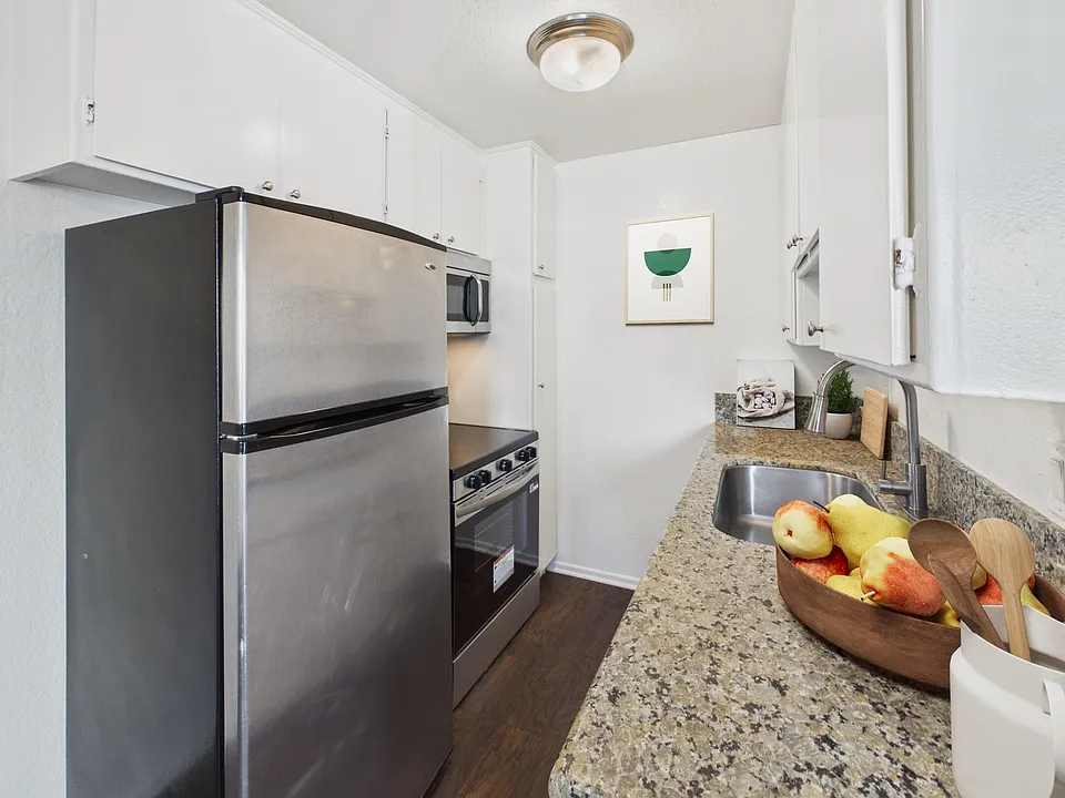 Gilmore Apartments - Van Nuys