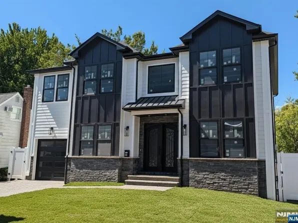 42 Westview Dr, Bergenfield, NJ 07621