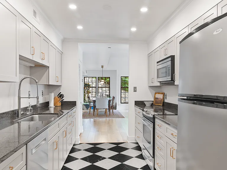 135 Layfield Dr — Photo 14