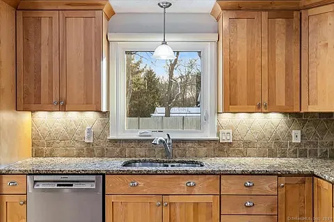 2 Colonial Dr — Photo 20