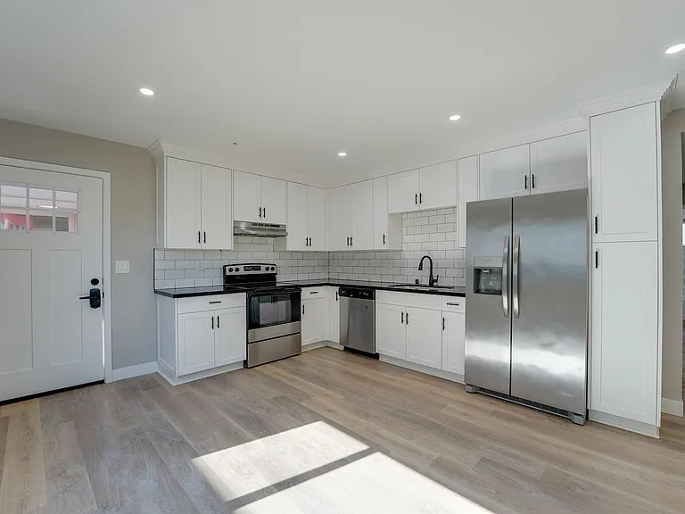 Duplet at Hillcrest | Modern Studio, 1 & 3 Bedroom Apartments — Photo 32