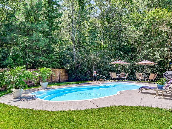 2nd image of 207 Ashford Cir