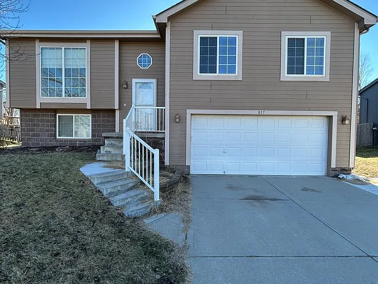 817 Lake Vista Dr — Photo 1