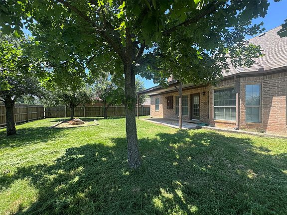 3rd image of 1403 Hickory Dr