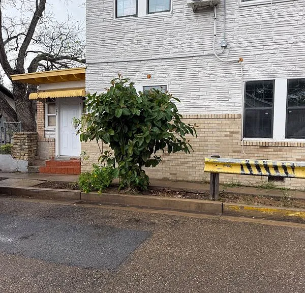 219 E 3rd St — Photo 9