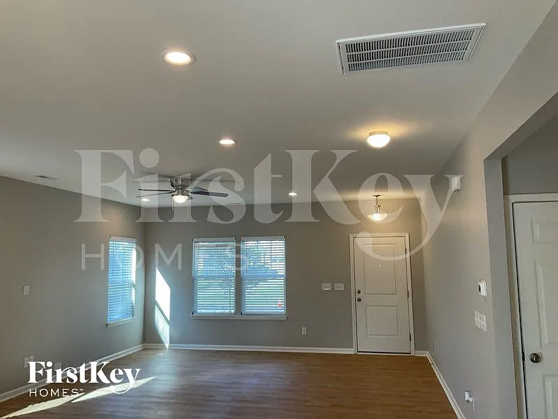 3 bed, 2.5 bath, 2126 sqft, $2,295 — Photo 2