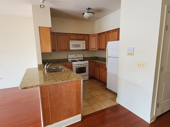 3rd image of 2318 N Milwaukee Ave APT 301F