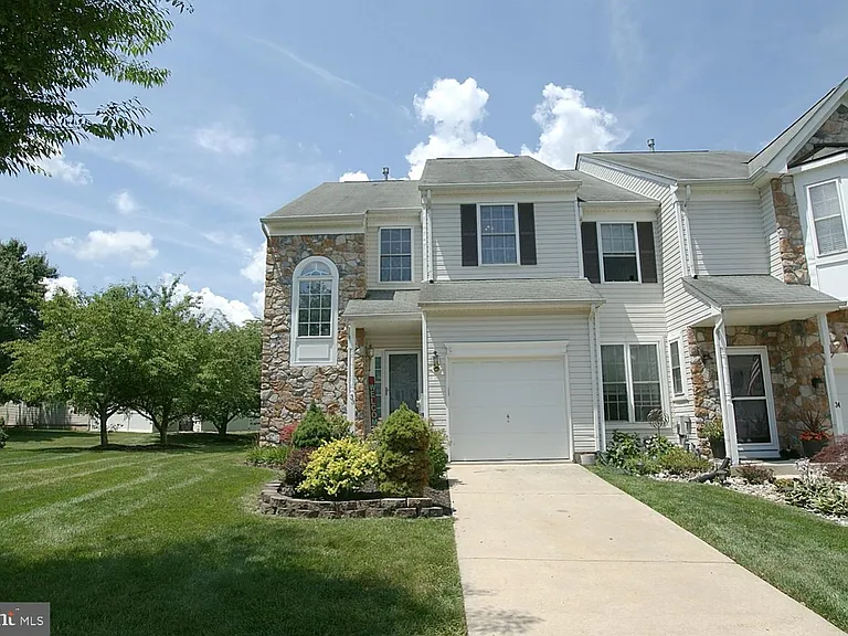 33 Farmington Ct — Photo 1